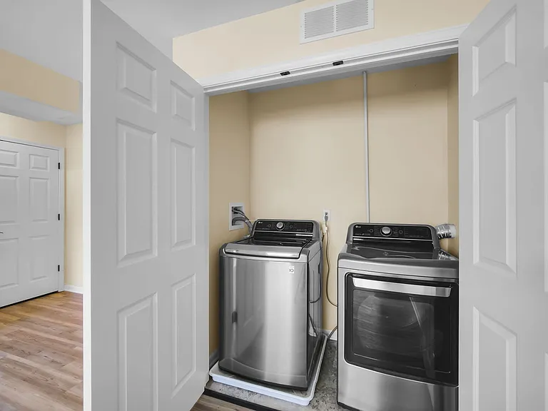 1476 Manning Ave — Photo 26