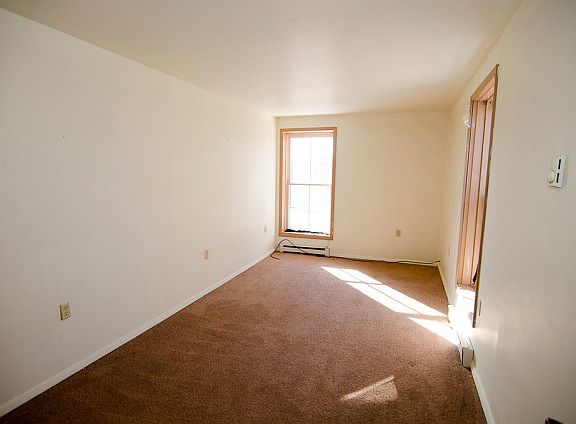4th image of 100 Main St
