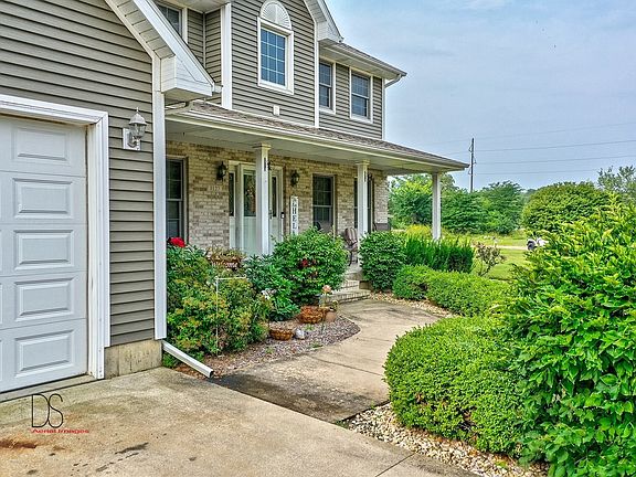 3rd image of 1127 Country Oak Dr