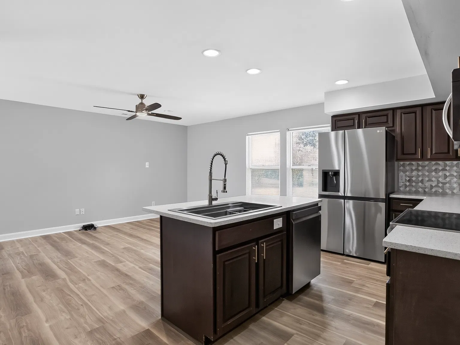 501 Thornloe Ln — Photo 4