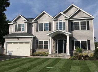 21 Gilbert Ln, Plainview, NY 11803