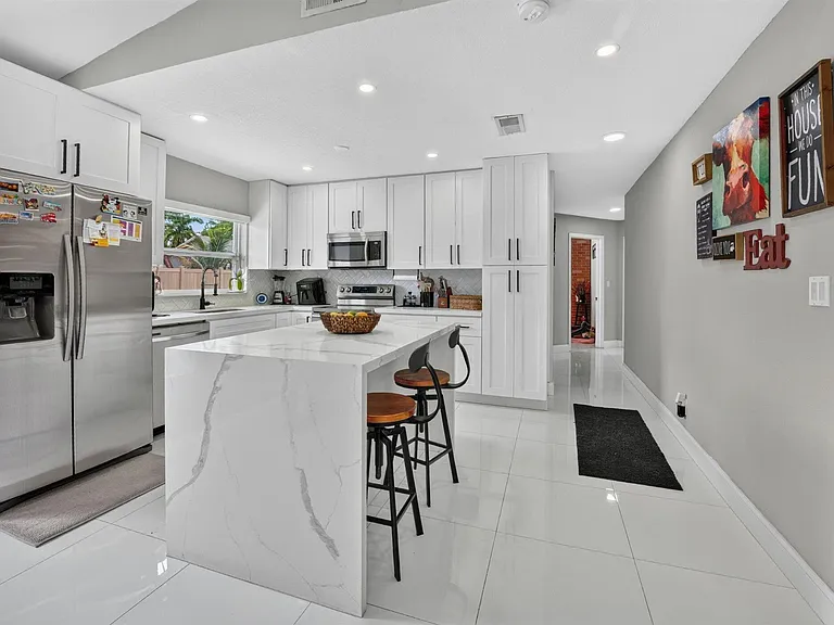 8131 NW 44th Ct — Photo 16