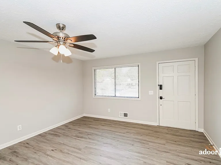 1581 Patricia Ln — Photo 4