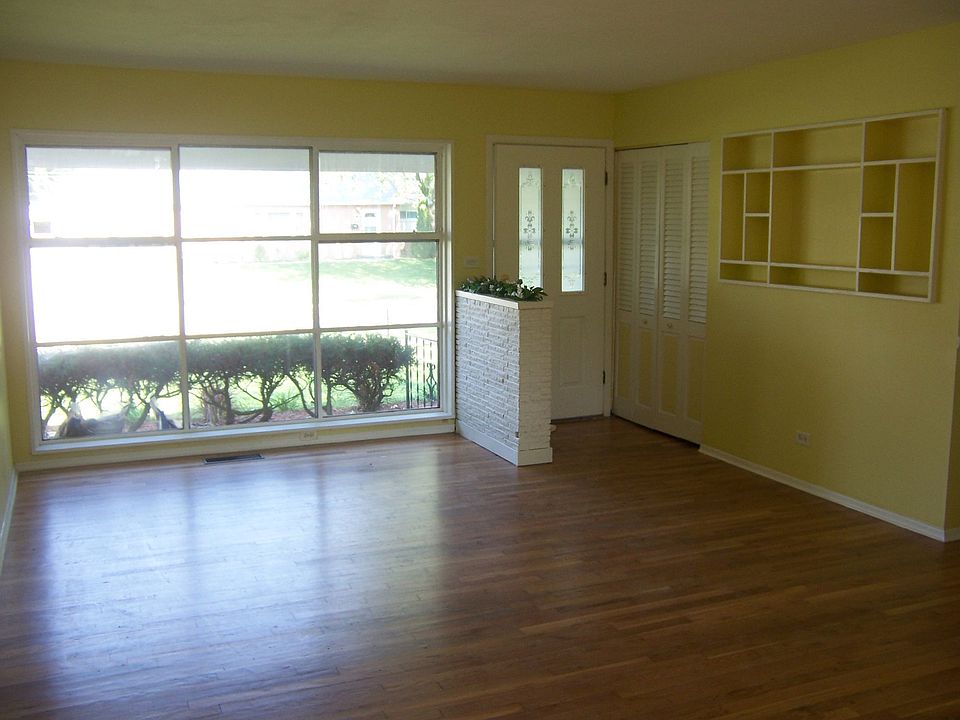 1st image of 75 Des Plaines Ln