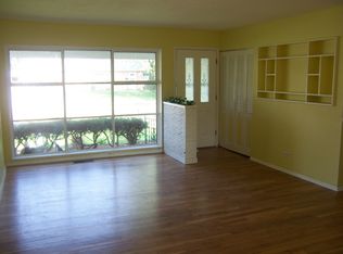 75 Des Plaines Ln, Hoffman Estates, IL