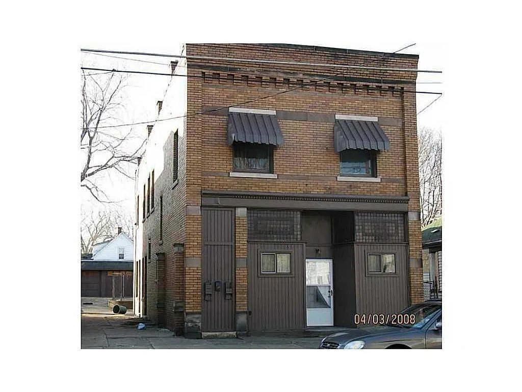 639 E 8th St photo 1