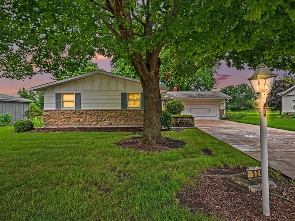 524 Parkside Dr, Sycamore, IL 60178
