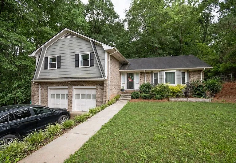281 Rhodes Dr — Photo 2