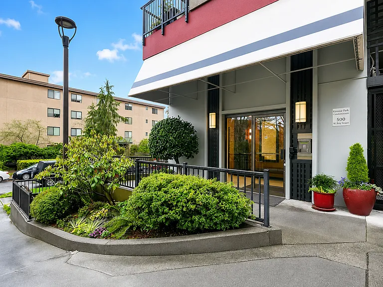 500 W Roy St #W103 — Photo 15