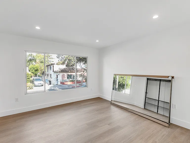 921 N Gardner St — Photo 12