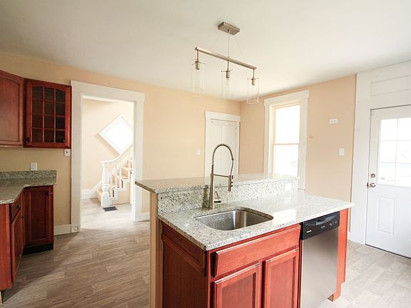 5th image of 3715 Drake Ave #1