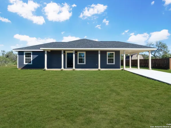 1017 E Leona St, Pearsall, TX 78061