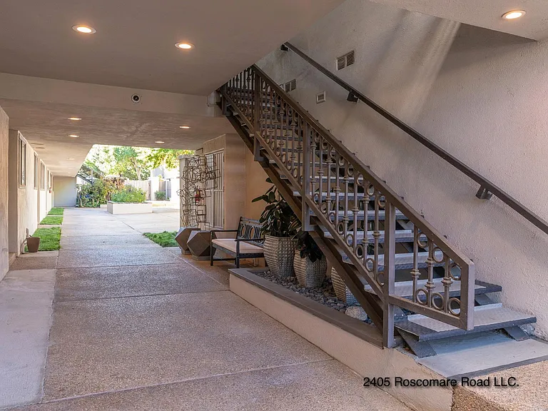 The Roscomare Apartments — Photo 6