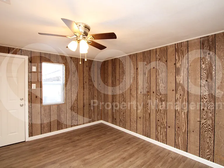 300 W 9th St — Photo 25