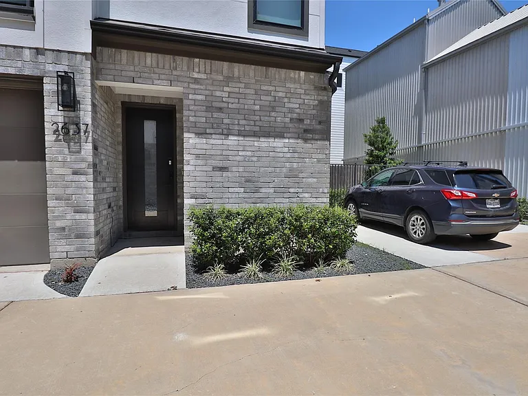 2637 Jackson St — Photo 3