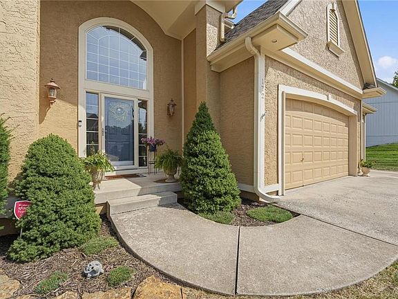 3rd image of 172 NE Hidden Ridge Ln