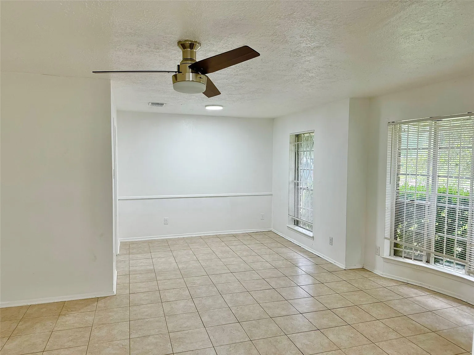 4 bed, 3.0 bath, 2285 sqft, $2,295 — Photo 4