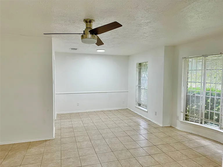 7015 Pyron Way — Photo 4
