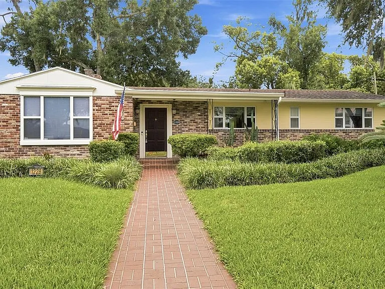 1228 Spring Lake Dr — Photo 1