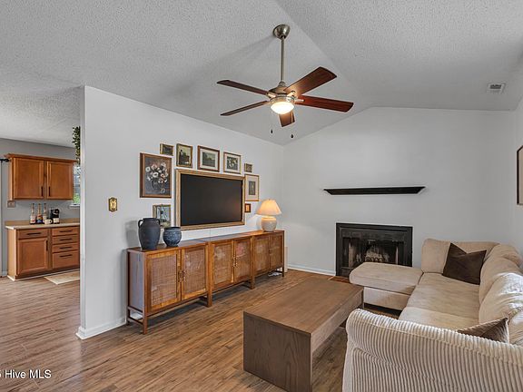 5th image of 406 Singletree Court