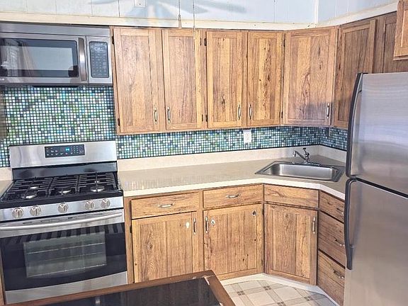 4th image of 253 Southeastern Ct