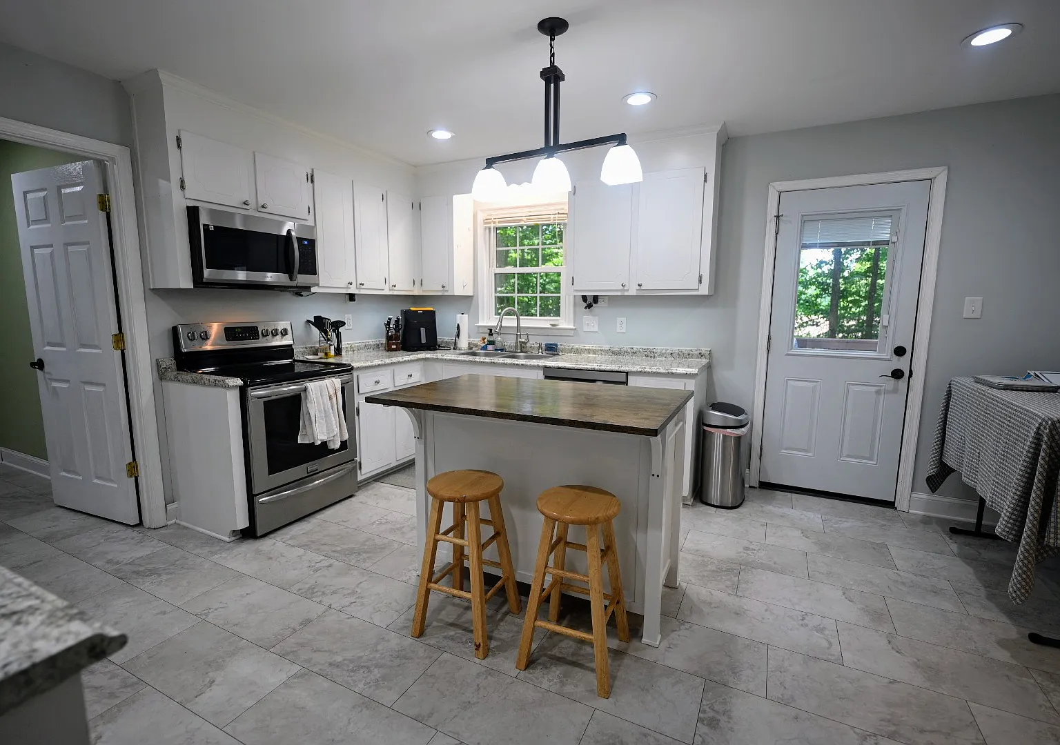 3 bed, 2.5 bath, 1849 sqft, $2,370 — Photo 3