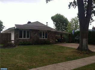 311 Goldenridge Dr, Levittown, PA