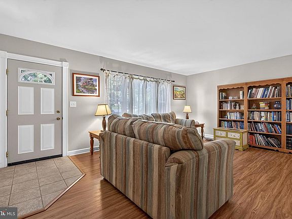 5th image of 826 Lark Dr