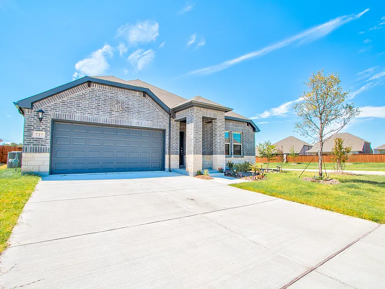 727 Williams Way — Photo 1