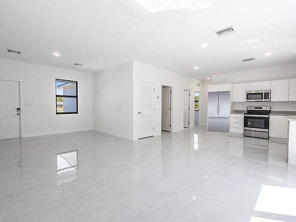 5th image of 805 James Ave