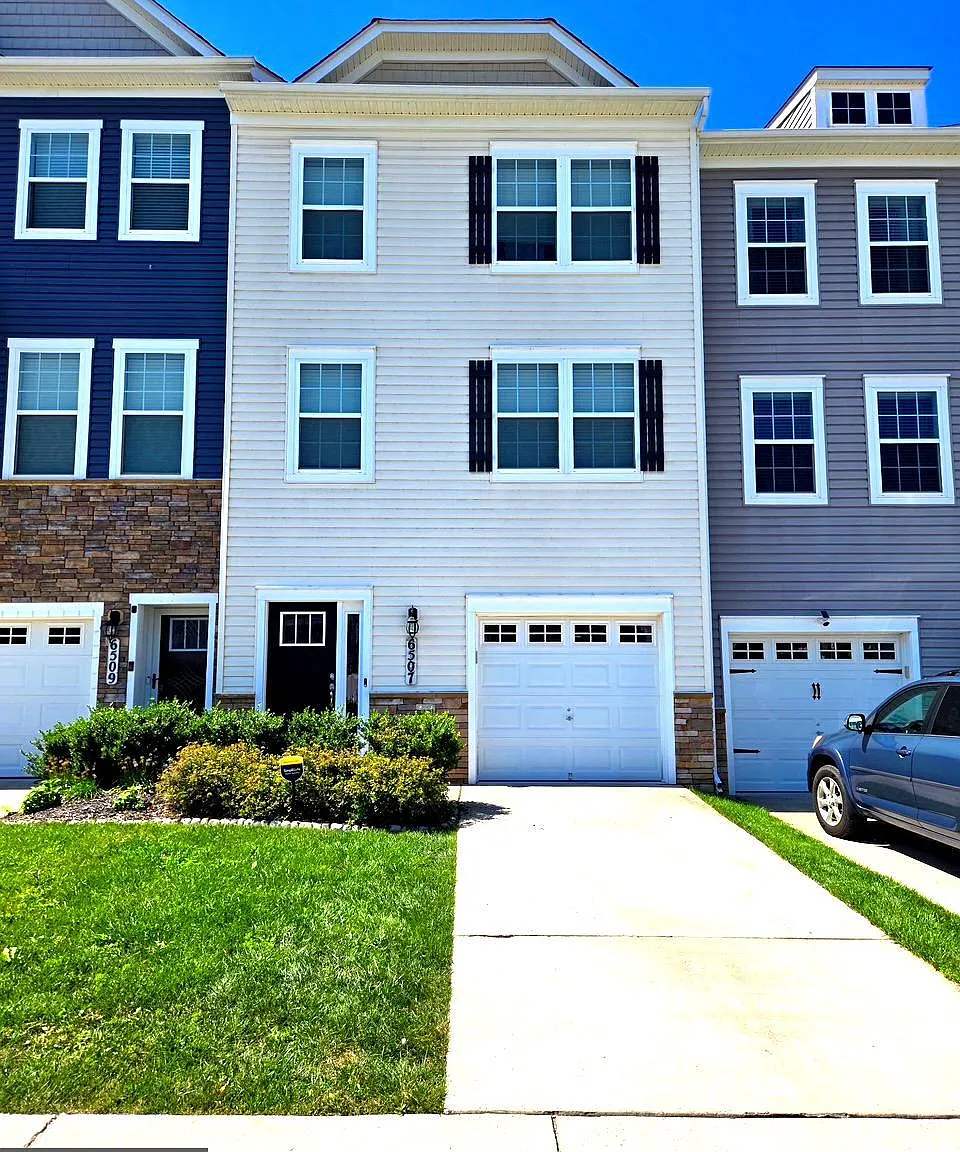 3 bed, 2.5 bath, 2180 sqft, $2,900 — Photo 1