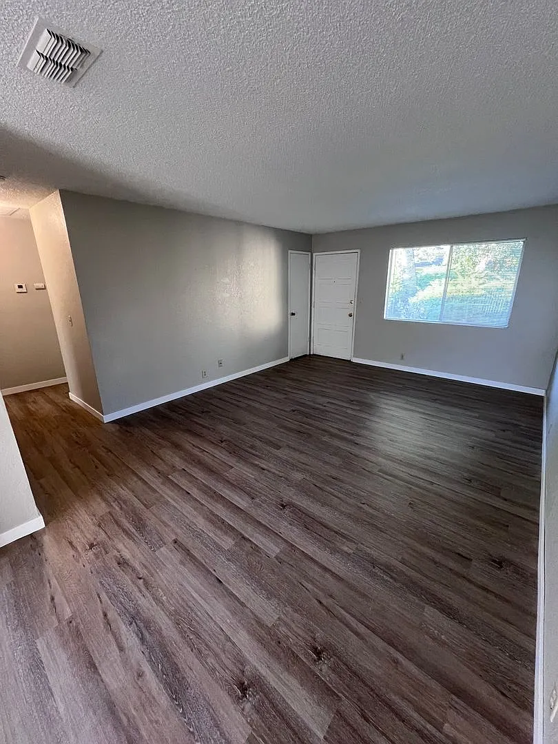 Building Photo - 5576 Mountain View Dr #1-4