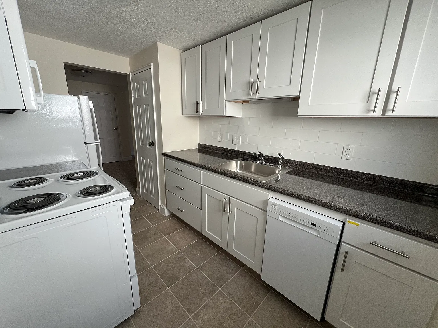 1 bed, 650 sqft, $2,200 — Photo 3