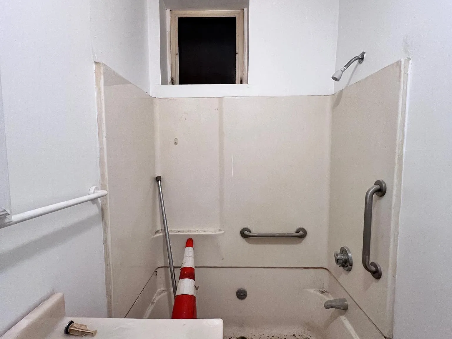 3 bed, 1200 sqft, $2,300 — Photo 4