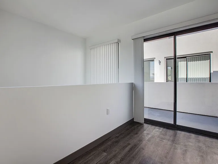 4255 Lockwood Ave — Photo 12