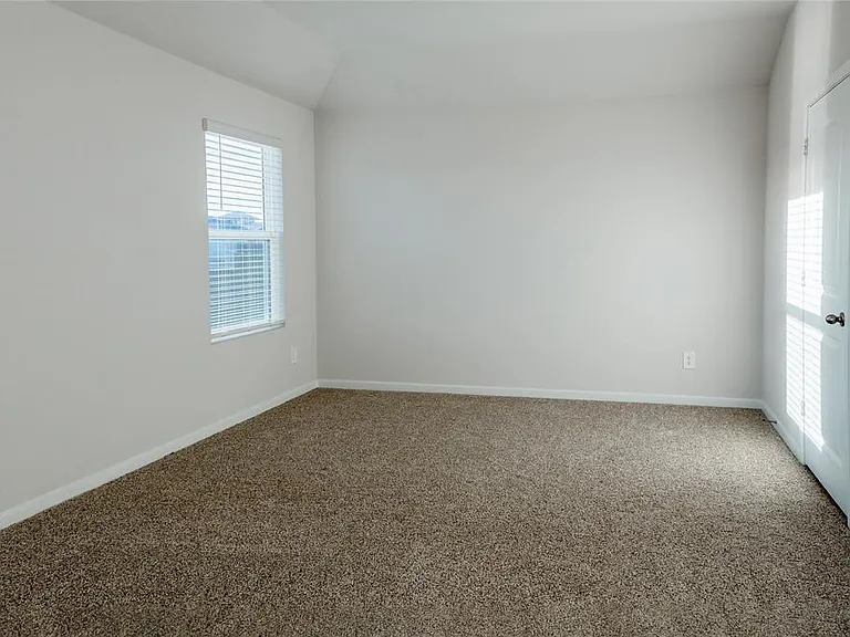401 Abbey Ln — Photo 8