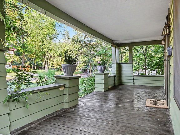 3rd image of 1581 Spruce Dr