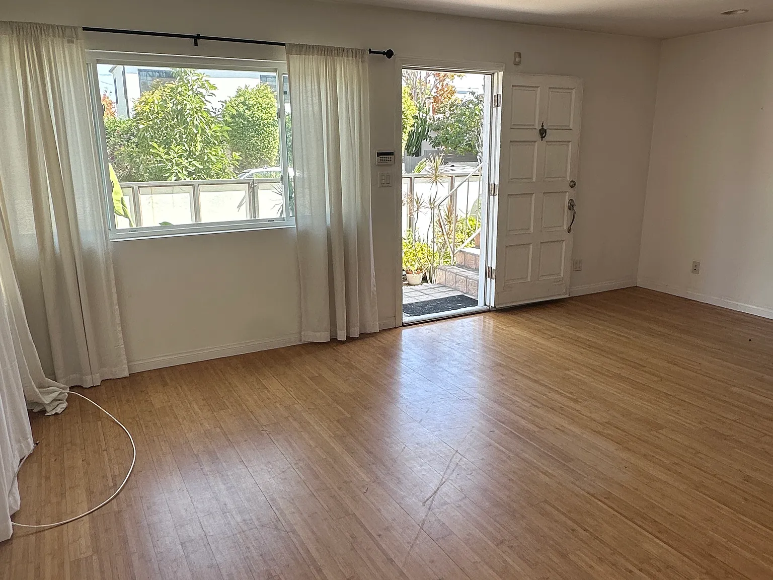 3 bed, 1200 sqft, $5,990 — Photo 3