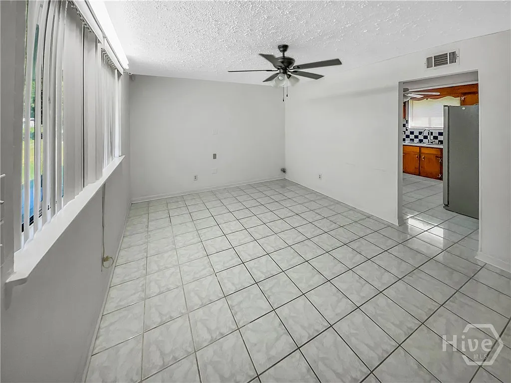 3 bed, 1.0 bath, 1225 sqft, $1,750 — Photo 2