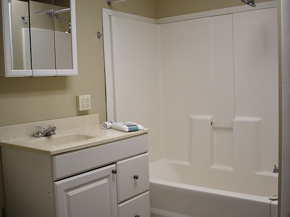 4th image of 428 Fuller Ave