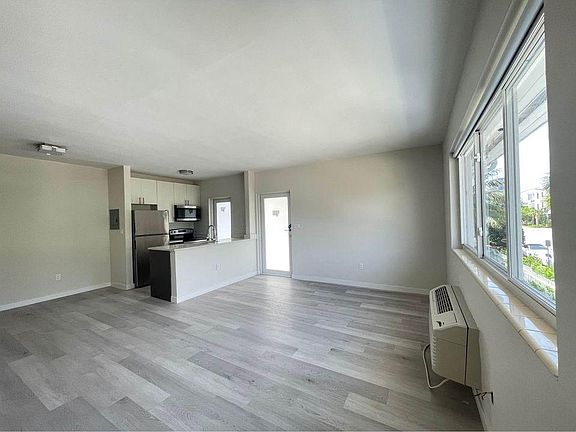 3rd image of 1535 Michigan Ave APT 4