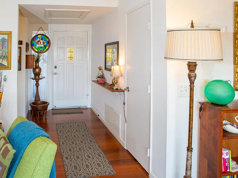 Entrance to front door, no steps
