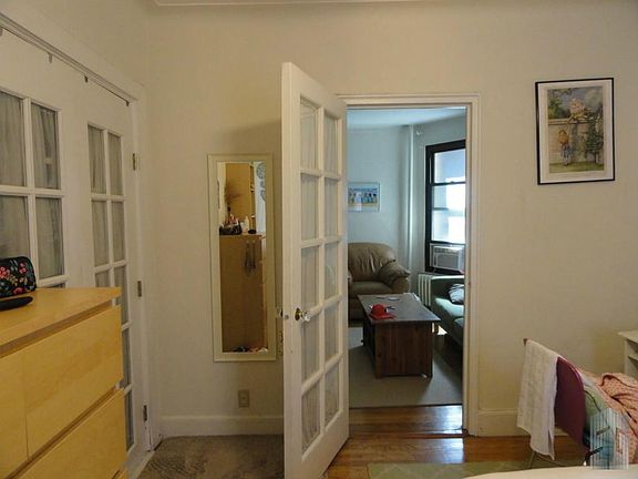 5th image of 210 E 84th St APT 4C