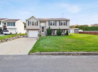 80 Tomahawk Trl, Cranston, RI 02921