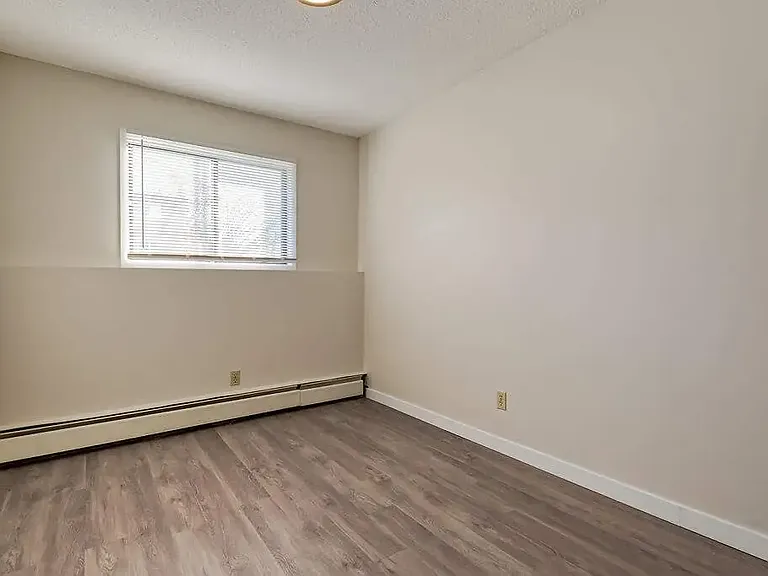 5516 47a Ave #104 — Photo 17