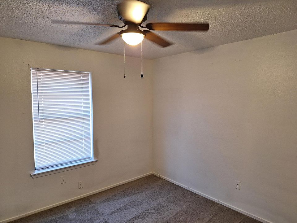 2nd image of 805 Woodland Ct
