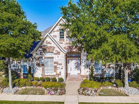 Nicely landscaped front yard.  The HOA takes care of mowing the front lawn