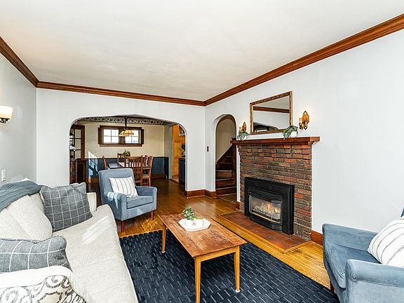 4th image of 703 9th Ave SE