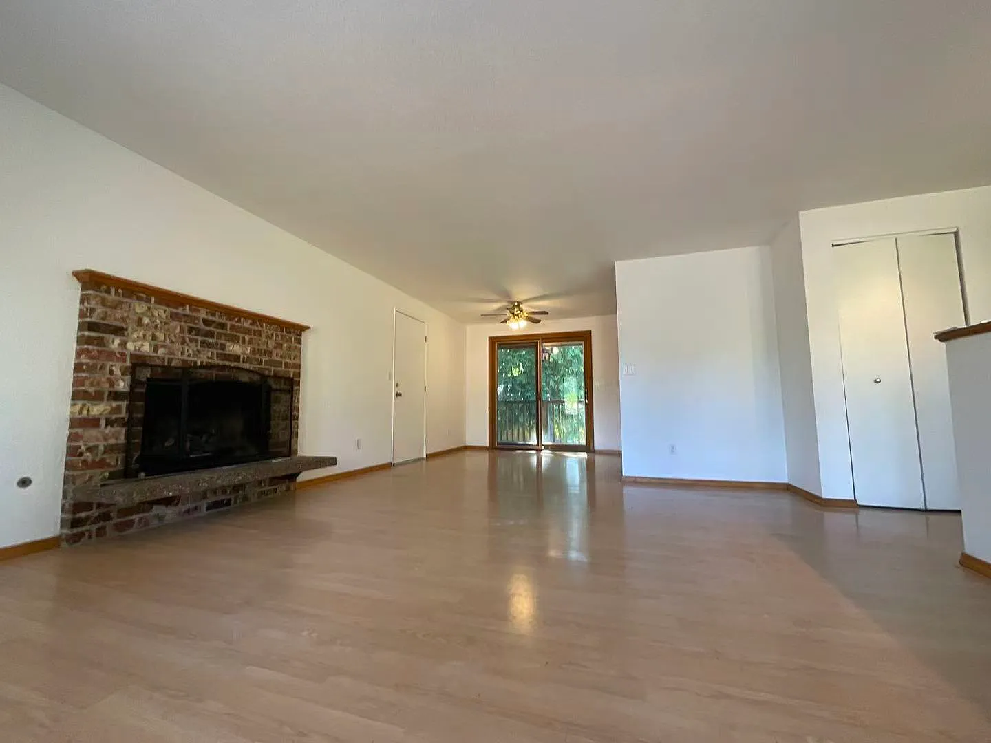 3 bed, 1024 sqft, $2,790 — Photo 4