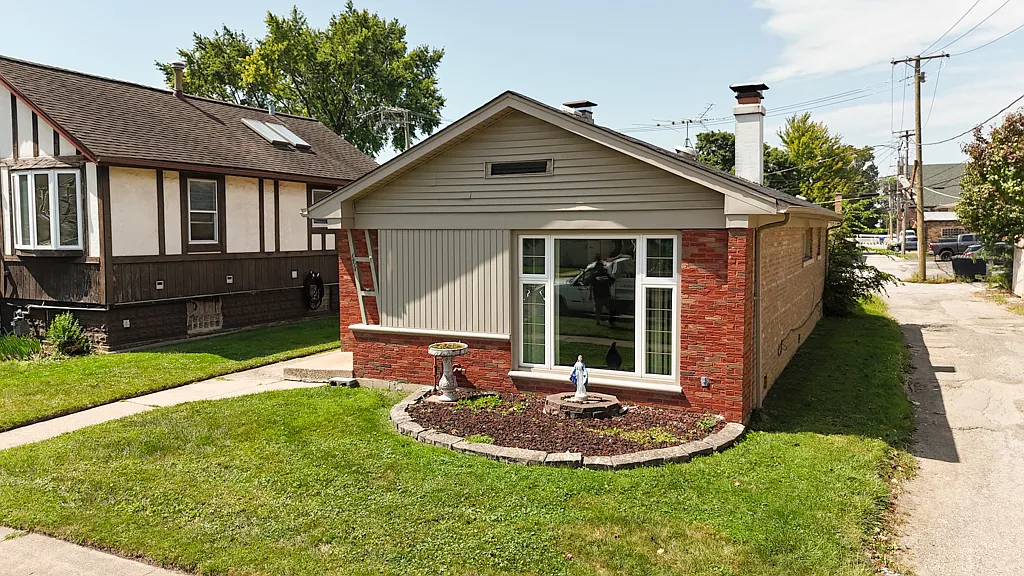 11114 S Trumbull Ave photo 1